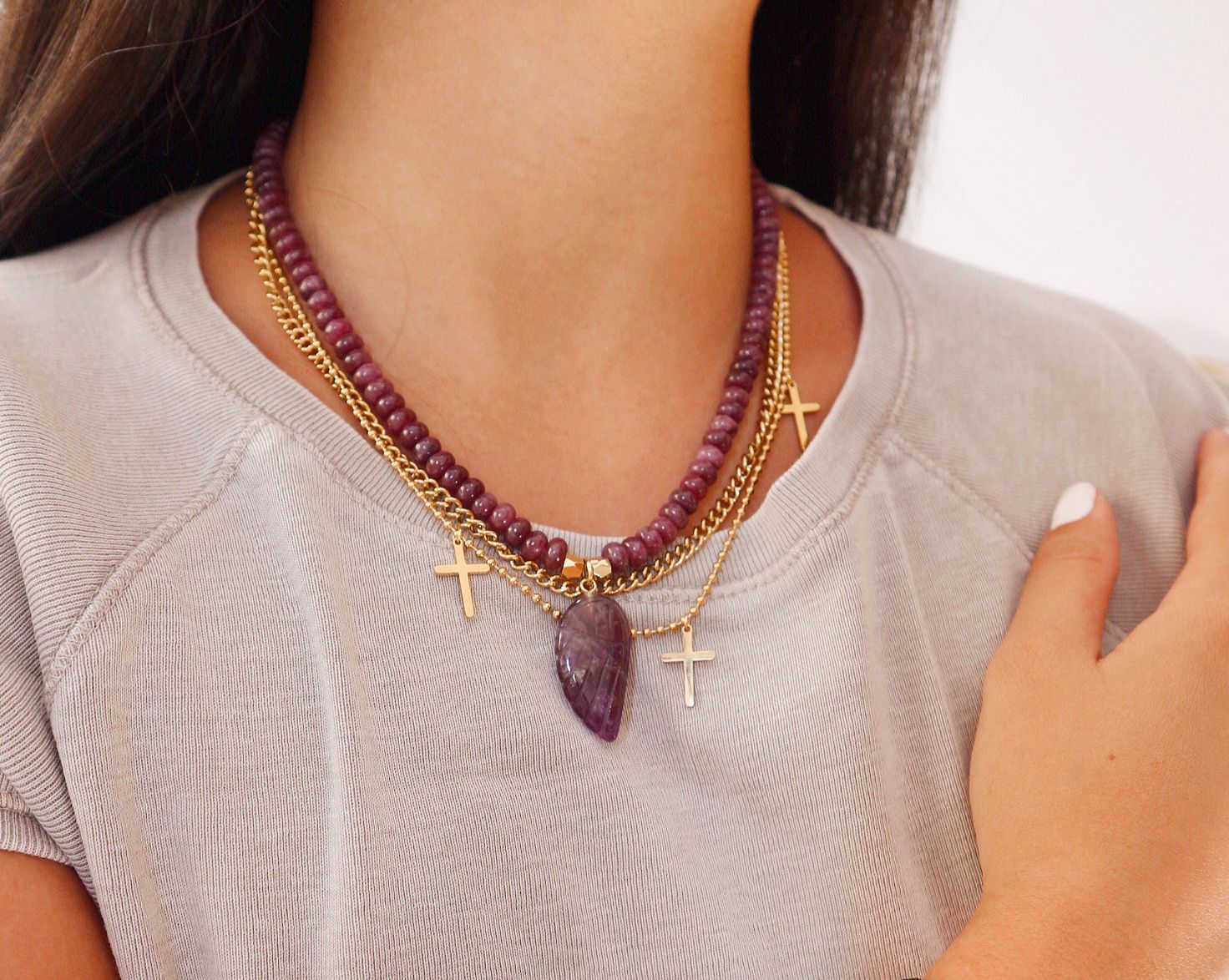 Collar de piedras y dije Ala